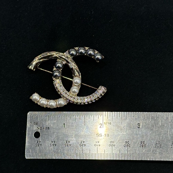 Chanel Brooch Gold, Pearly White, Gray & Crystal - Picture 4 of 6
